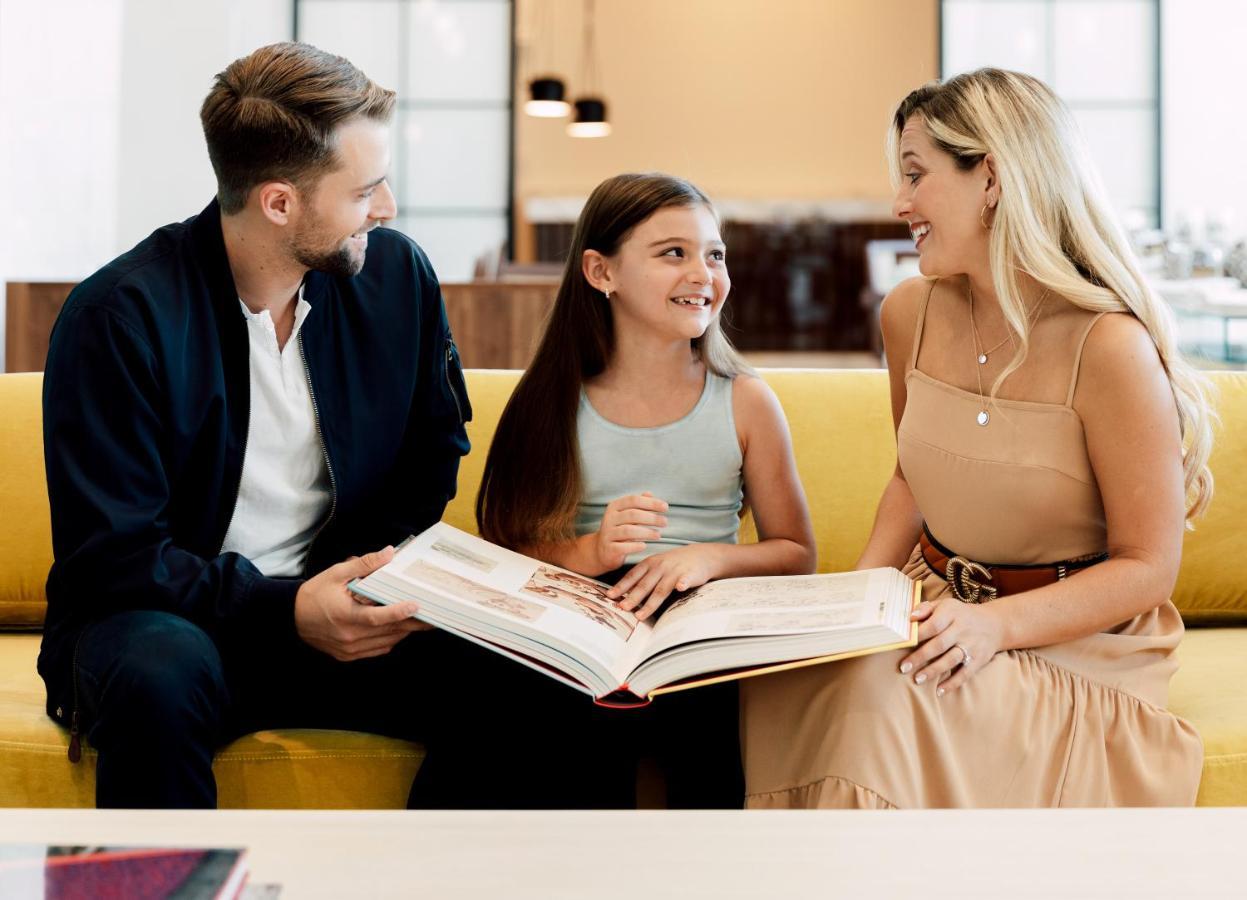 Four Corners Ette Luxury Hotel & Spa מראה חיצוני תמונה A family at the 2019 Toronto International Film Festival
