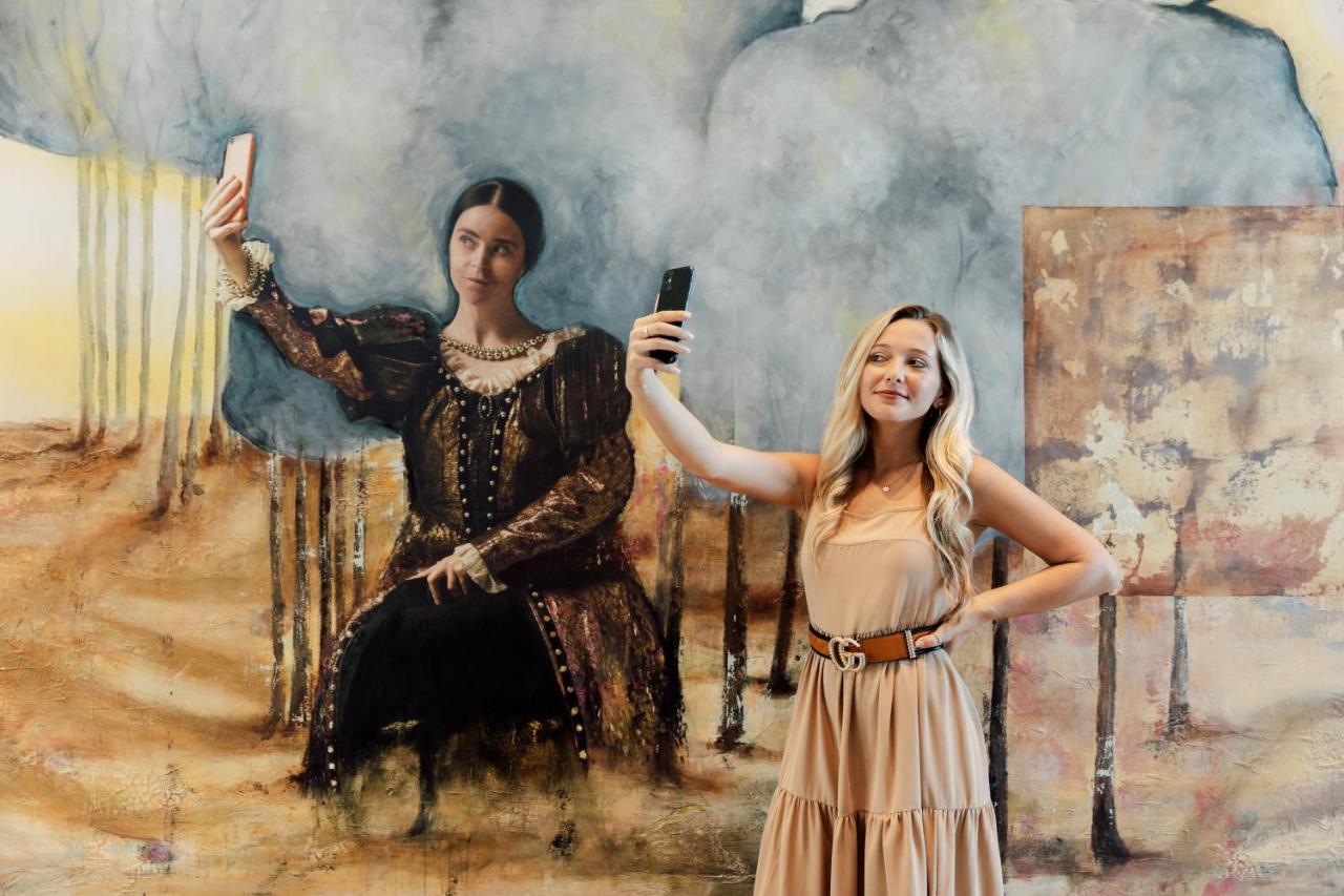 Four Corners Ette Luxury Hotel & Spa מראה חיצוני תמונה Self-portrait with a model