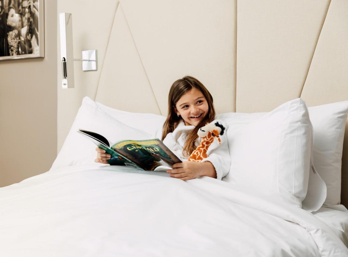 Four Corners Ette Luxury Hotel & Spa מראה חיצוני תמונה A child in a hotel room