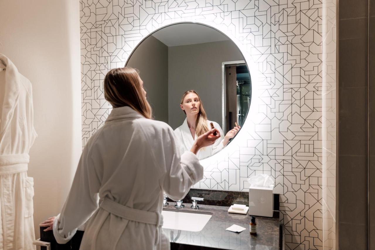 Four Corners Ette Luxury Hotel & Spa מראה חיצוני תמונה A woman in a bathrobe