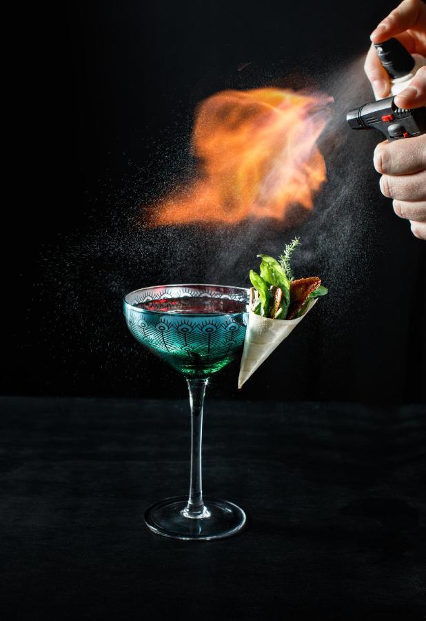 Four Corners Ette Luxury Hotel & Spa מראה חיצוני תמונה A cocktail being flambéed