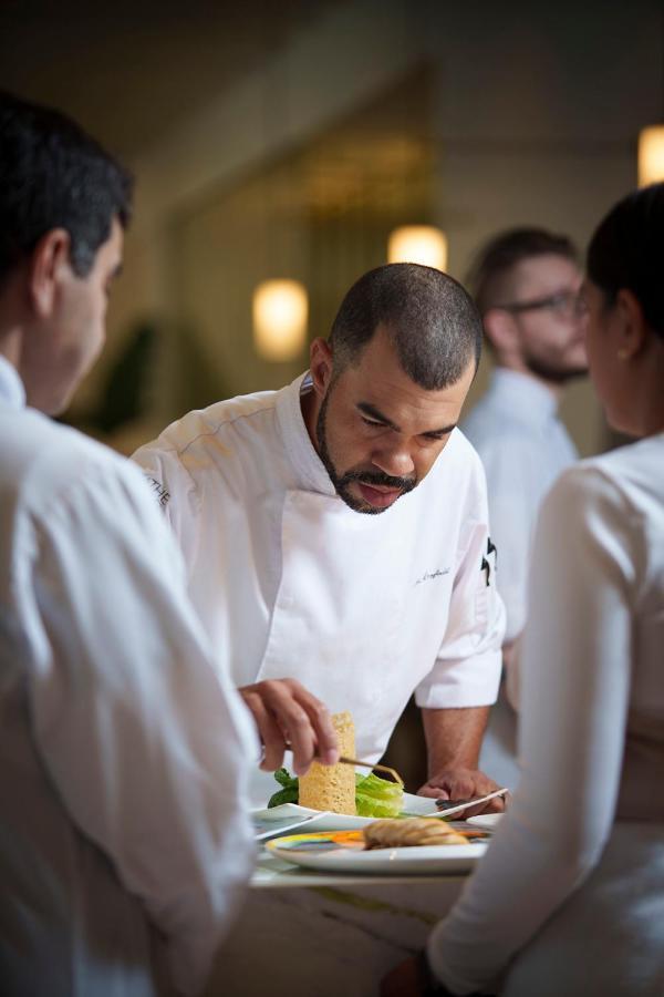 Four Corners Ette Luxury Hotel & Spa מראה חיצוני תמונה Chef preparing a dish