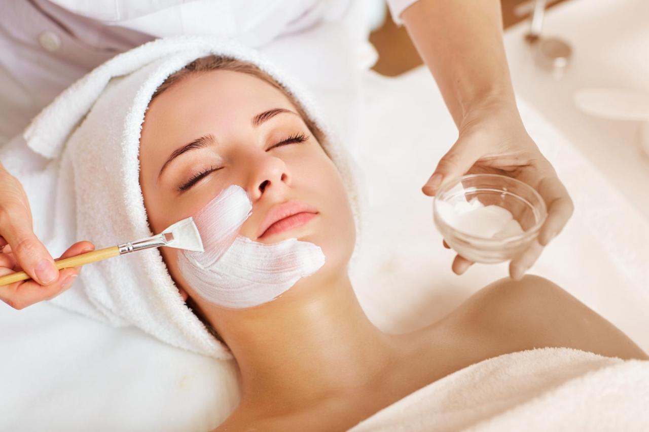 Four Corners Ette Luxury Hotel & Spa מראה חיצוני תמונה A woman receiving a facial treatment