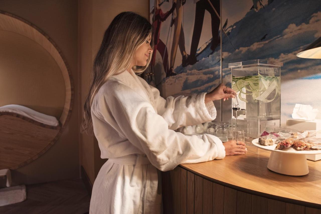 Four Corners Ette Luxury Hotel & Spa מראה חיצוני תמונה A woman wearing a bathrobe